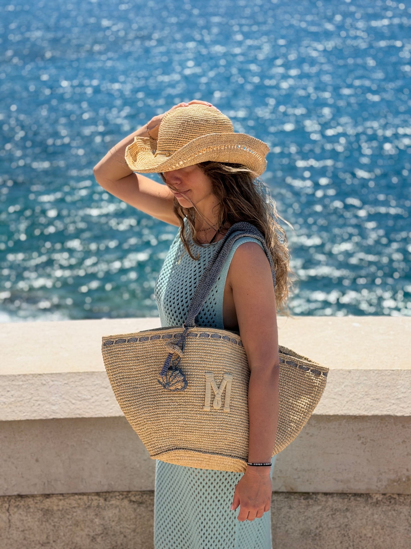 SAC EN RAPHIA TIARÉ AVEC CHARMS