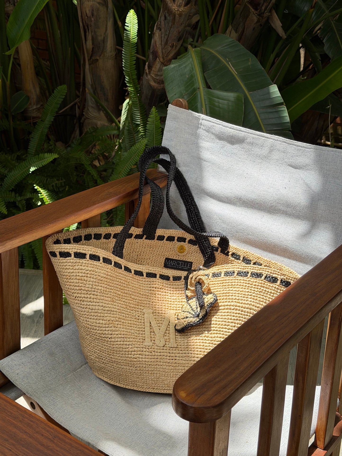 SAC EN RAPHIA TIARÉ AVEC CHARMS