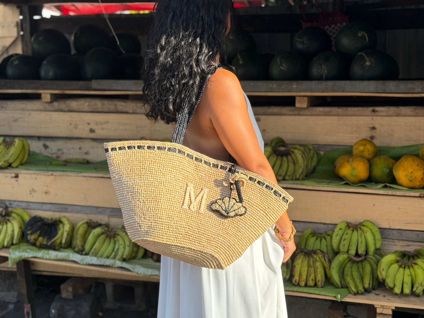 SAC EN RAPHIA TIARÉ AVEC CHARMS