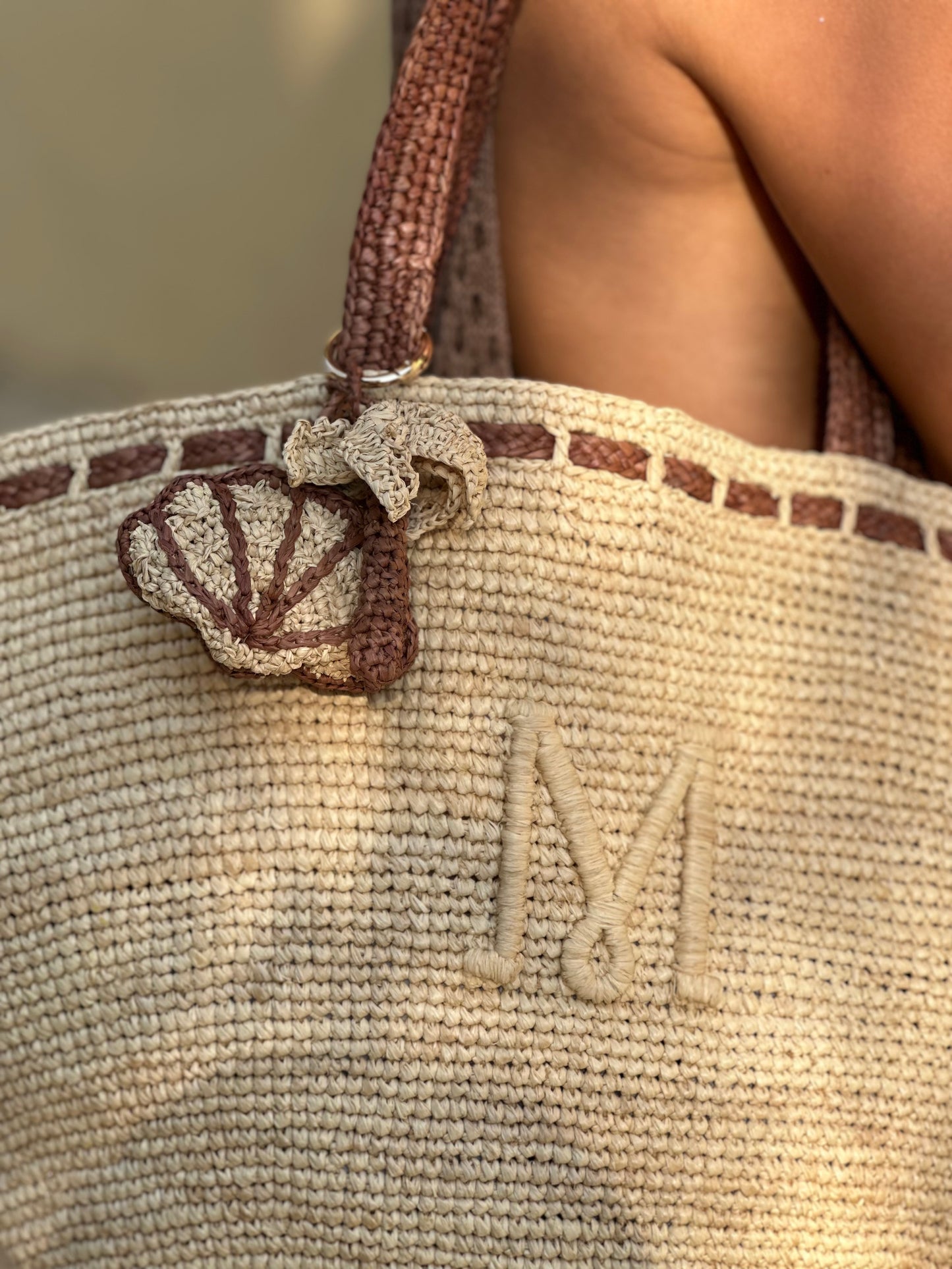 SAC EN RAPHIA TIARÉ AVEC CHARMS