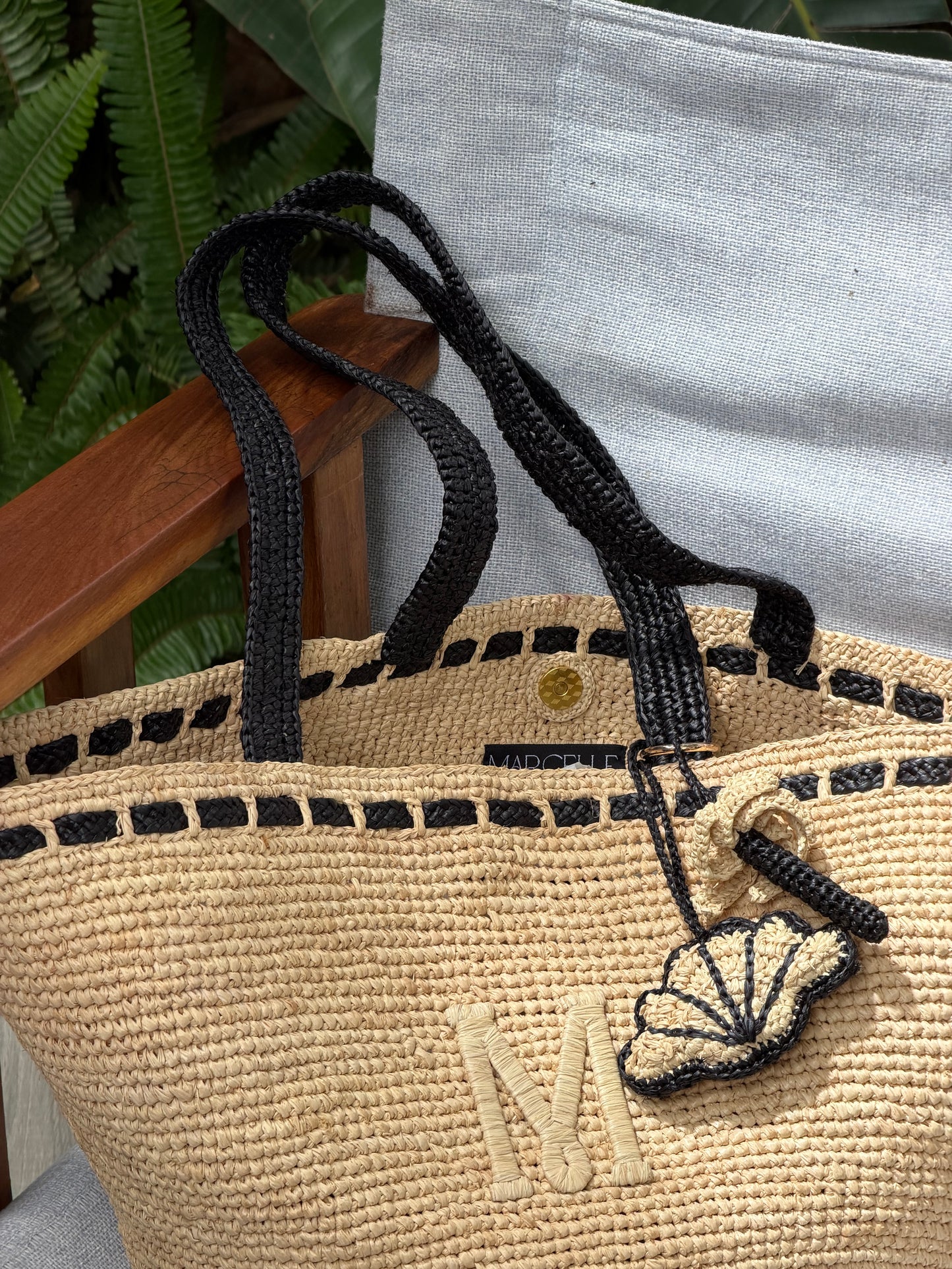 SAC EN RAPHIA TIARÉ AVEC CHARMS